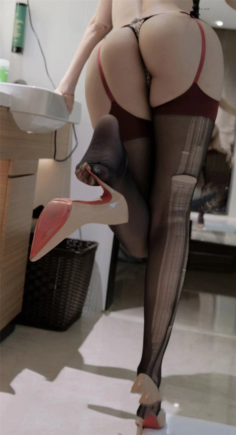 陈佩奇 – 吊带黑丝勒住大蜜桃【9P】